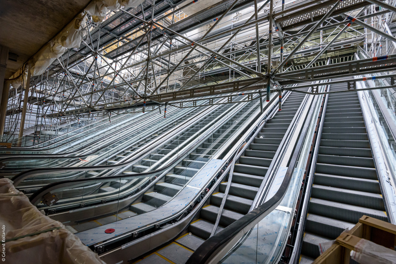 Escaliers mécaniques dans la gare Saint-Denis - Pleyel