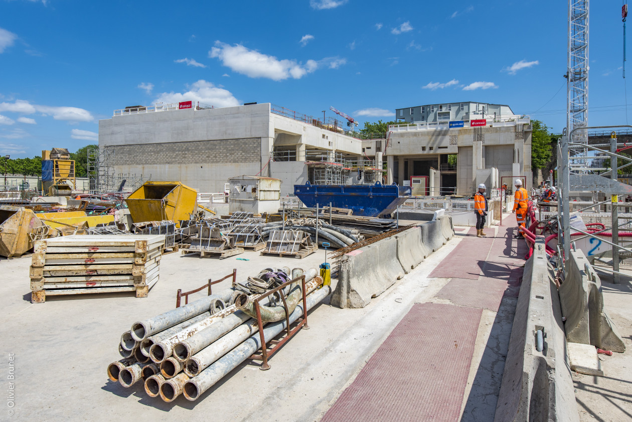 Après plusieurs mois de travaux, les murs extérieurs sont sortis de terre et la phase d'aménagement et d'équipement début au sein de la gare Champigny Centre. 