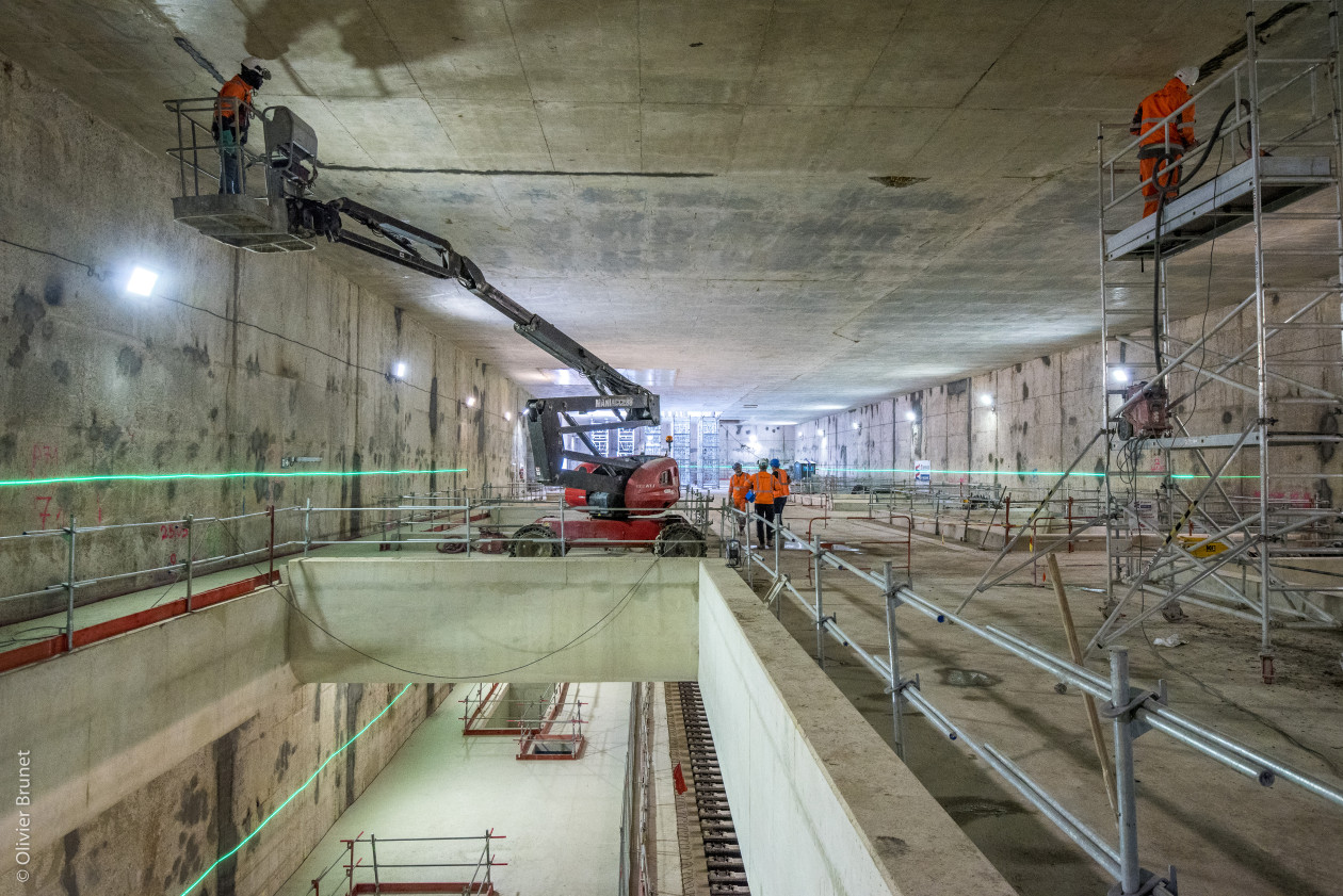 Après avoir creusé près de 138 000 m3 de terres, les compagnons ont construit les structures internes des différents niveaux de la future gare.