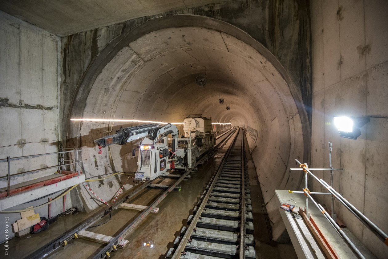 Au printemps 2023, le groupement Eiffage Razel-Bec posait les derniers rails dans le tunnel de l’ouvrage Salengro. 