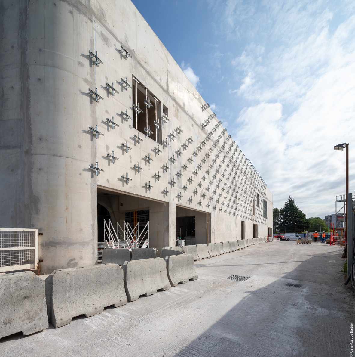 La résille en cours d'installation sur le bâtiment voyageurs