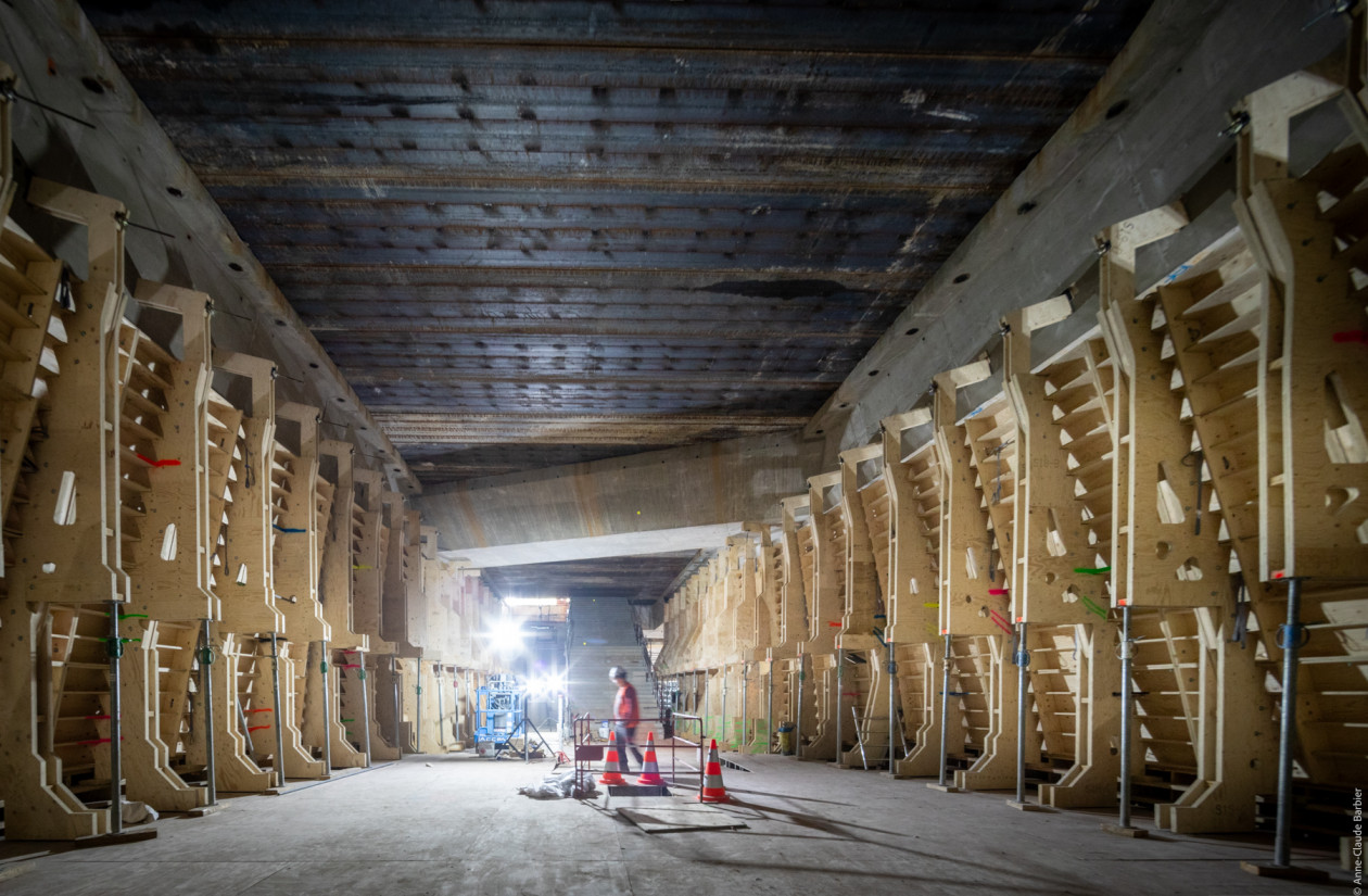 À l'intérieur du coffrage qui entourera à terme les escaliers du premier niveau souterrain