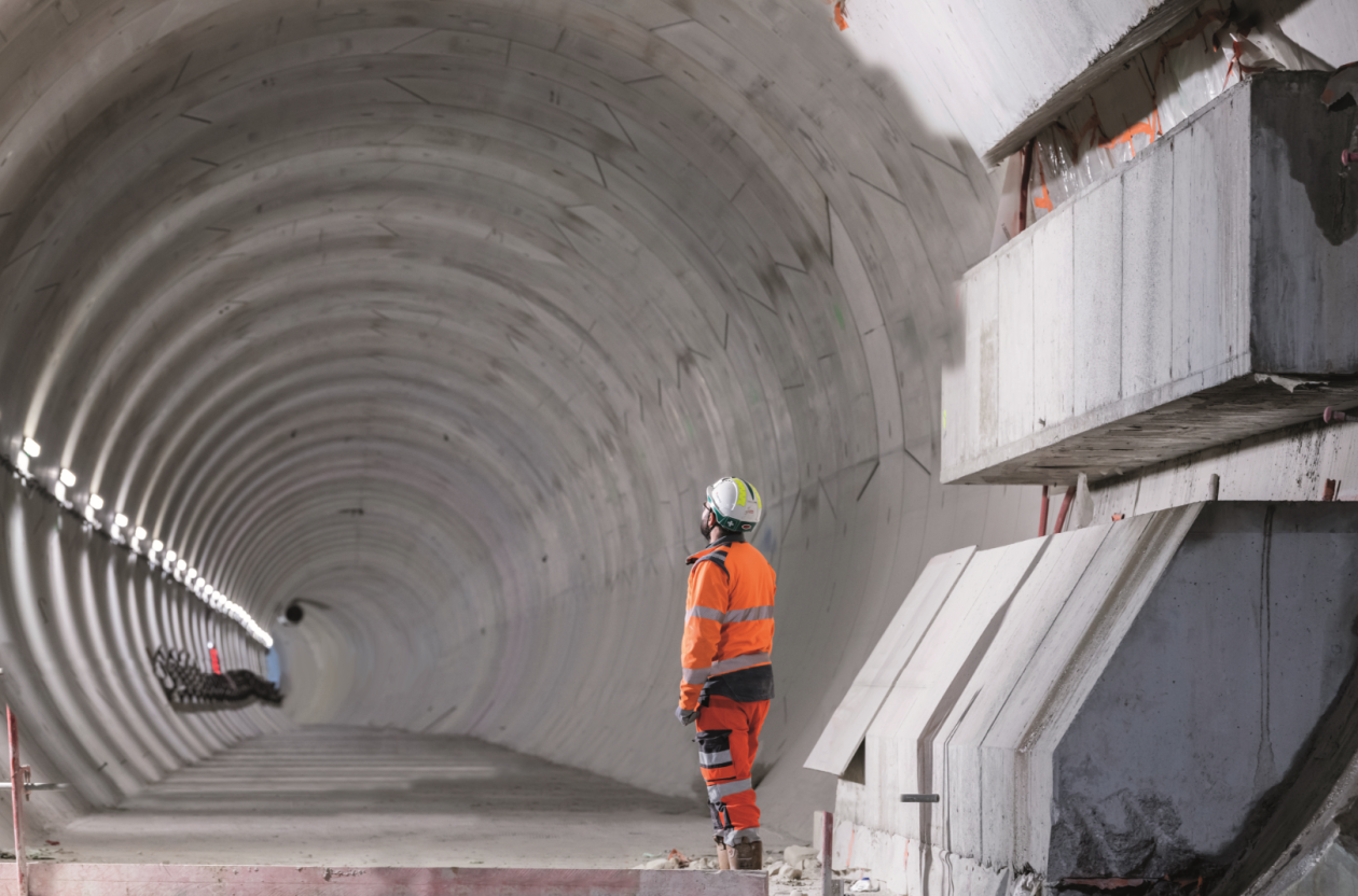 Un compagnon se tient debout face au tunnel de la ligne 17 