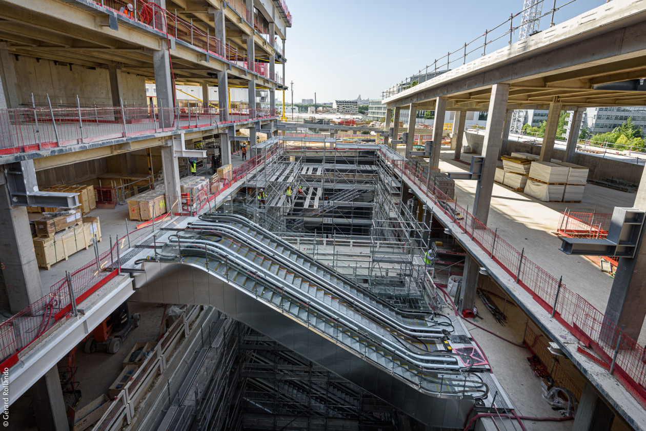 2023 : L'aménagement et l'équipement de la gare se poursuivent avec l'installation des 56 escaliers mécaniques. 