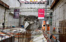 La roue de coupe du tunnelier Marina apparaît au fond de la gare Créteil l’Échat, le 20 décembre 2021.