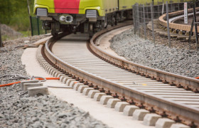 Train en circulation sur une voie dans le cadre des essais de traverses du Grand Paris Express