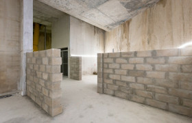 Sur le chantier de l’ouvrage Mozart, les compagnons du groupement Chantiers Modernes Construction réalisent les cloisons des cinq niveaux souterrains.