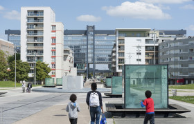 Esplanade Charles de Gaulle près de la gare RER Nanterre - Préfecture