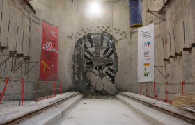 La roue de coupe du tunnelier Ellen perce une paroi du chantier de la gare Arcueil - Cachan du Grand Paris Express