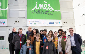 Inès Seddiki entourée des élèves du Collège international de Noisy-Le-Grand qui l'ont désignée marraine.