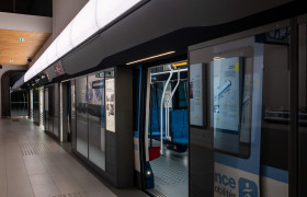 La Fabrique du métro : bandeau lumineux sur la façade de quai 
