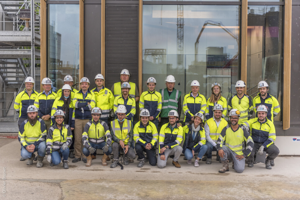 L'ensemble des collaborateurs entourant l'architecte.