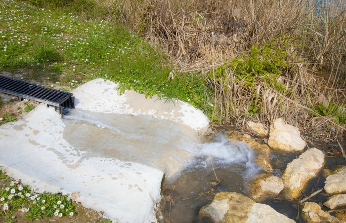 Parc départemental du Sausset à Aulnay : installation de la pompe à eau