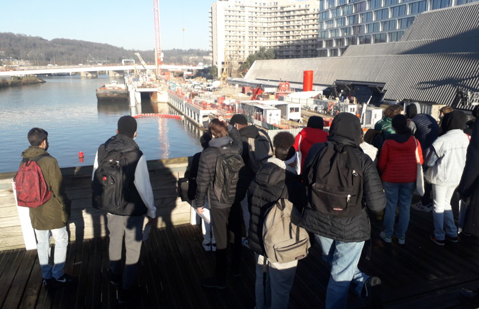 Les élèves du collège Petits Ponts (Clamart) et du collège J. Auriol (Boulogne-Billancourt) lors de la visite du chantier de la gare Pont de Sèvres et ses abords