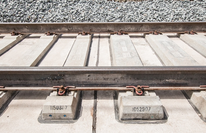 Une traverse N2 (à gauche) et une traverse N3 (à droite) supportant un rail.