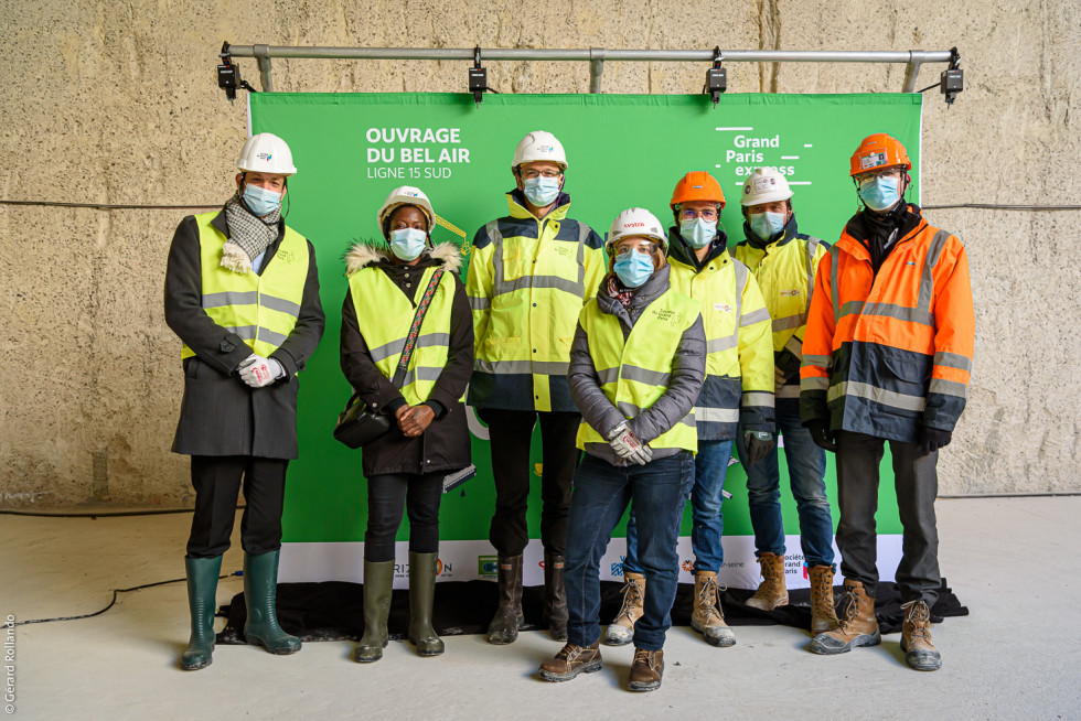 Dieneba Diarra, Pierre Bell-Lloch, maire de Vitry-sur-Seine accompagné d'élus municipaux, des représentants du groupement Horizon en charge des travaux du tunnel ainsi que des collaborateurs de la Société du Grand Paris