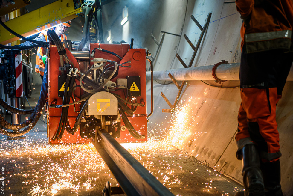 Assemblage de deux rails dans le tunnel commun des lignes 16 et 17