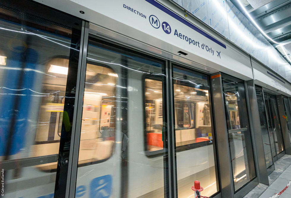 un train de la ligne 14 traverse la gare Saint-Denis – Pleyel