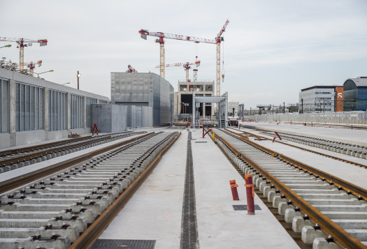 Les premières voies de chemin de fer où stationneront les trains travaux pour effectuer les opérations de maintenance dans le métro sont en cours d’installation. 