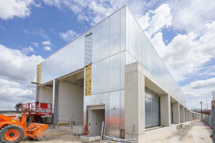 La façade du bâtiment de stockage des câbles et des tractions est façonnée en panneau de zinc