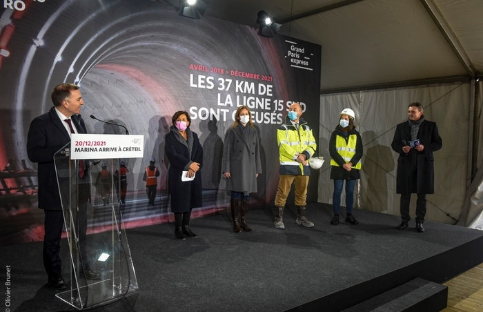 Réunis pour fêter la fin du creusement de la ligne 15 Sud, de gauche à droite : M. Olivier CAPITANIO, Mme Sylvie SIMON-DECK, Mme Faouzia FEKIRI, M. Jean-François MONTEILS et Marina KVASKOFF.