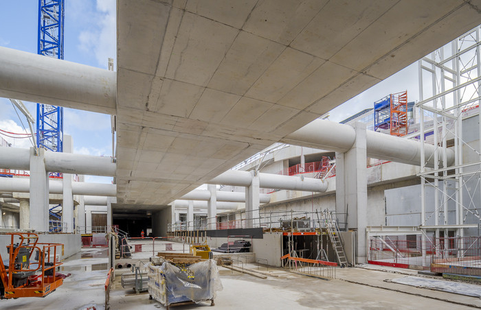 Les quais de la ligne 15 Sud sont construits 7,5 mètres au-dessus de ceux de la future ligne 16 et sous des locaux techniques en cours d’aménagement. 