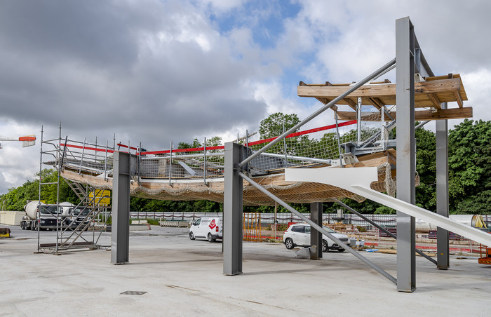 Installé sur le chantier, le prototype d’une portion du futur dôme.