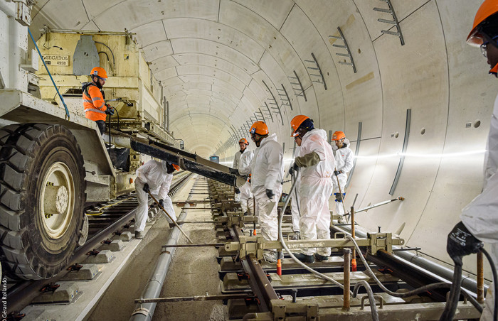 Les équipes de Colas Rail et d’Alstom posent les rails dans le tunnel de la ligne 15 Sud. 