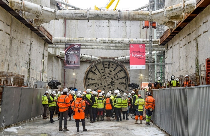 Du fond de la gare, une cinquantaine de collaborateurs de la Société du Grand Paris, de compagnons et d’élus ont assisté aux derniers tours de la roue de coupe du tunnelier Marina.