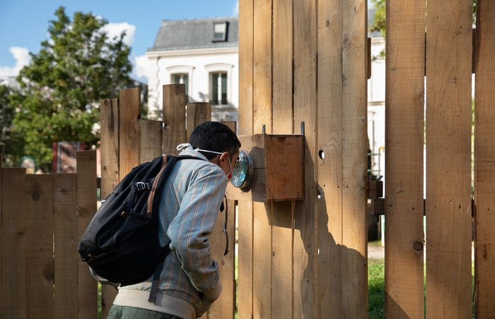 Les palissades de chantier suscitent la curiosité des riverains...