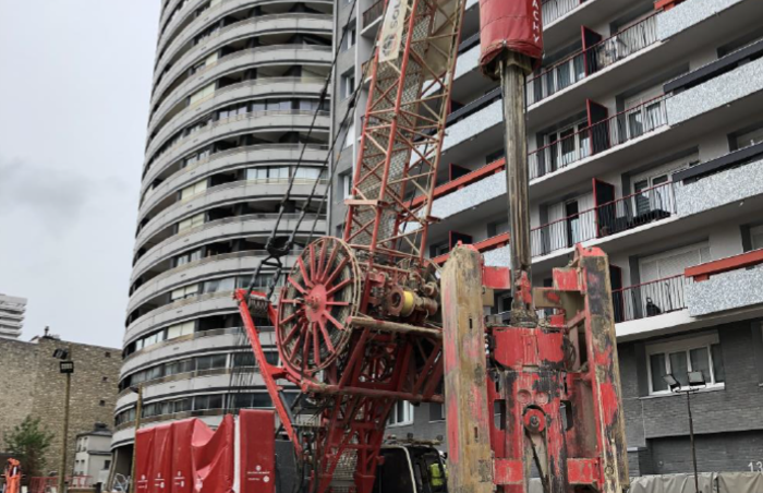 Exemple d'une grue d'excavation capotée à l'aide d'un système de protection acoustique