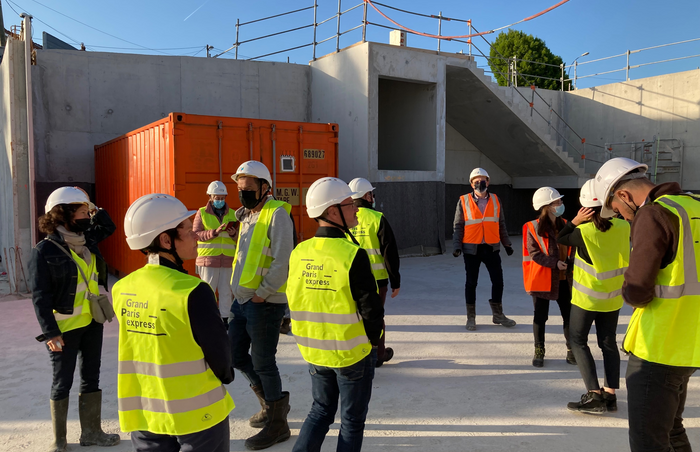 Ouvrage Sentier des Marins, les visiteurs se rassemblent en surface, autour du chef de projet systèmes de l’ouvrage avant la descente dans les niveaux souterrains.