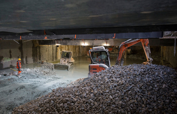 Les compagnons creusent et construisent les niveaux souterrains de la gare