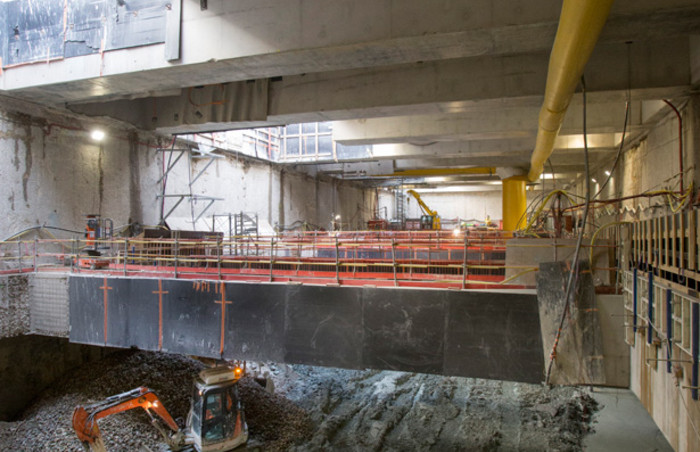 Les compagnons creusent et construisent les niveaux souterrains de la gare 