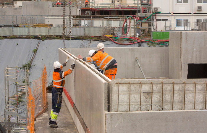 Installation de prémurs qui seront bétonnés pour construire la toiture du bâtiment voyageurs.