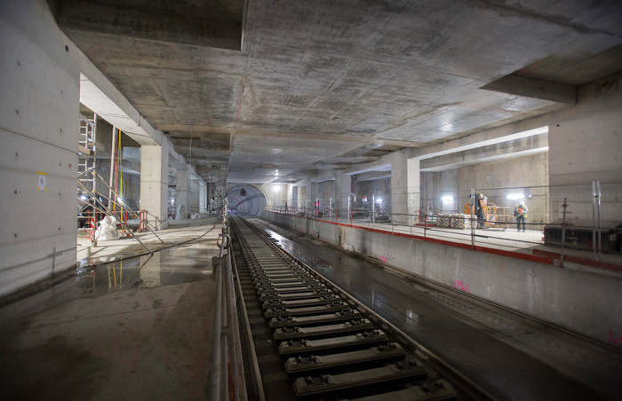 Au niveau des quais, à 28 m de profondeur, les premiers rails sont déjà visibles.