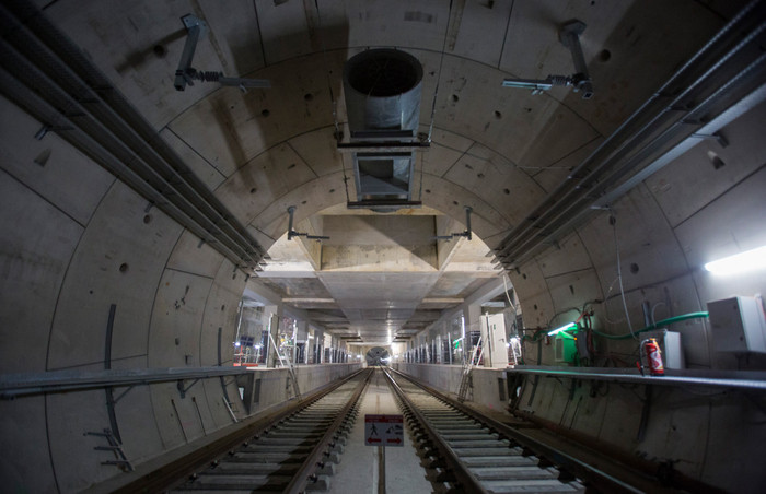 Vue sur les équipements déjà installés en tunnel