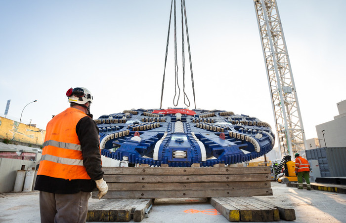 La roue de coupe du tunnelier se redresse avant sa descente dans le Puits du Canal