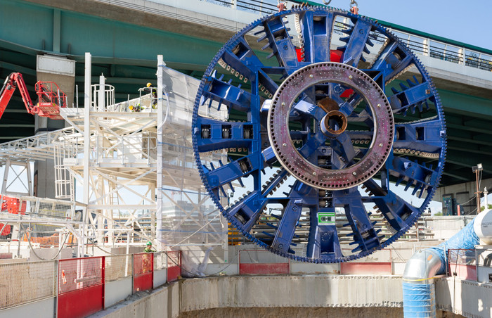 La roue de coupe du tunnelier en pleine descente dans le Puits du Canal