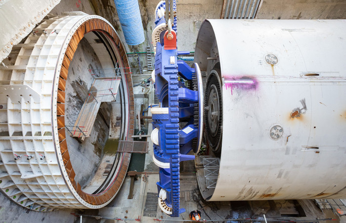 La roue de coupe du tunnelier en pleine descente dans le Puits du Canal