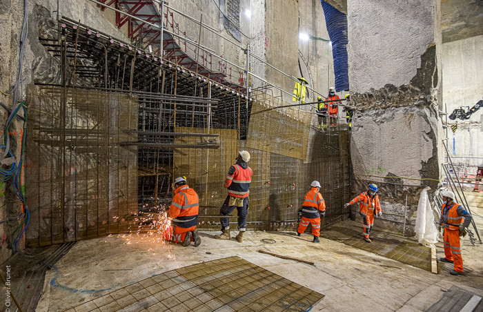 Pour réaliser le plancher souterrain, dont l’épaisseur varie entre 2,5 et 4,5 m, des armatures en fer sont installées puis du béton est coulé. 