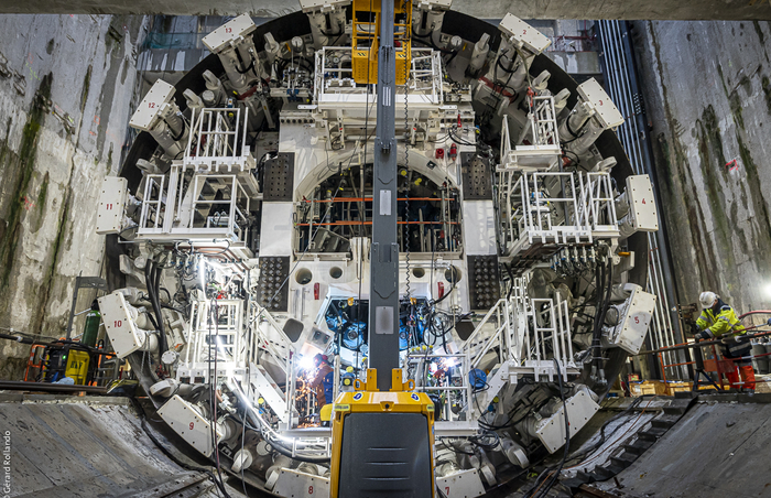 Fabriquée en Allemagne et assemblée au fond du puits, cette usine souterraine suivra le tracé du tunnel à une vitesse de 12 mètres par jour.