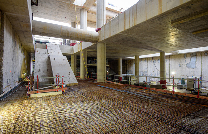 Dans la gare, les compagnons poursuivent la construction des quais. 