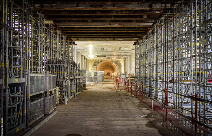 Les compagnons construisent les quais et sous quais de la gare tout en conservant un accès pour le travail en tunnel. 