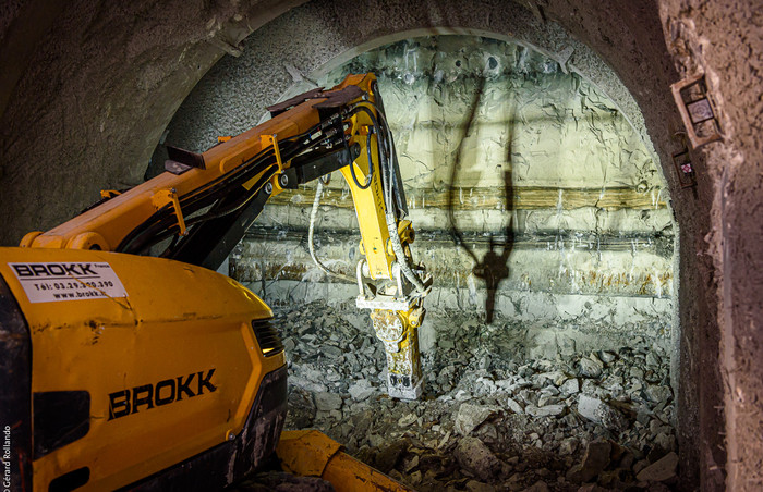 Le creusement des rameaux est réalisé à l’aide d’un brise-roche hydraulique, sorte de grand marteau-piqueur doté d’un bras articulé.