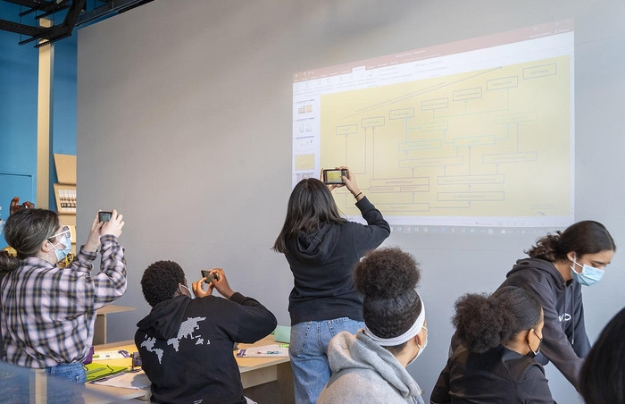 Après la visite de la gare Pont de Sèvres, les jeunes Clamartois et Boulonnais ont été sensibilisés aux filières technologiques et professionnelles liées aux différents métiers du projet