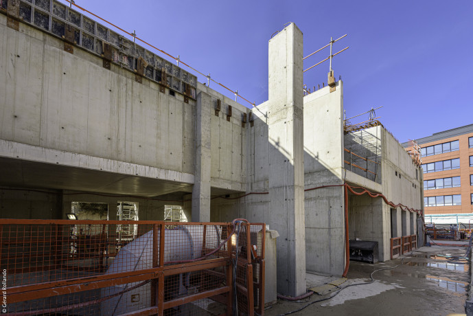 Le bâtiment voyageurs en cours de construction