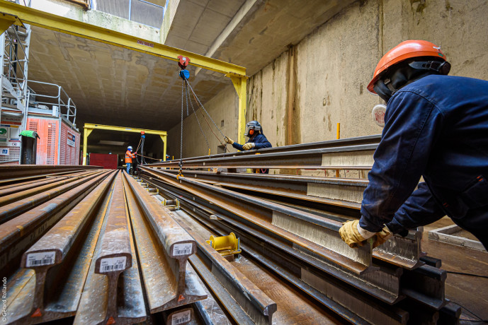 Descente des rails dans le tunnel