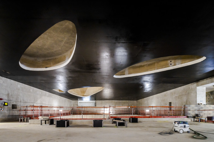 Les compagnons réalisent la peinture de l'espace intérieur de la gare. Ici, le plafond d'un des niveaux souterrain a été peint en novembre 2022.