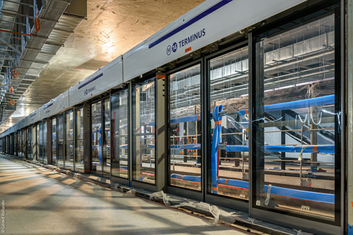 Vue sur les portes palières des quais de la ligne 14 à la gare Saint-Denis - Pleyel